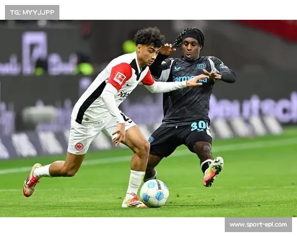 法兰克福球员布朗凌空抽射破门瞬间，技惊四座